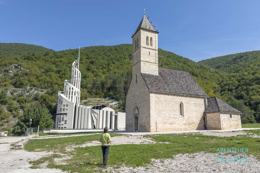 Im Vrbas-Canyon bei Podmilaje stehen die alte Crkva Svetog Ive und die moderne Kirche des Heiligen Johannes. 