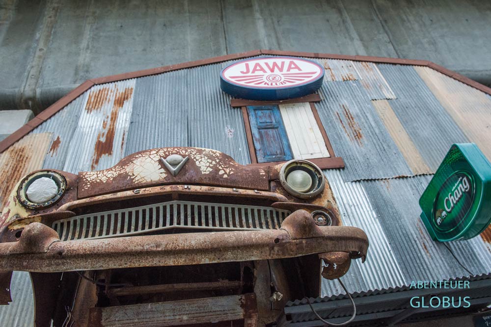 Fassade mit Autoteilen auf dem Train Night Market Rod Fai in Bangkok.