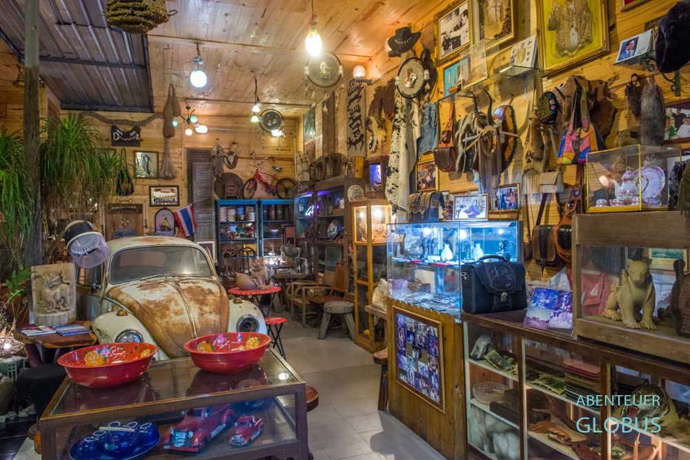 Shop mit Antiquitäten und VW Käfer auf dem Train Night Market Rod Fai in Bangkok