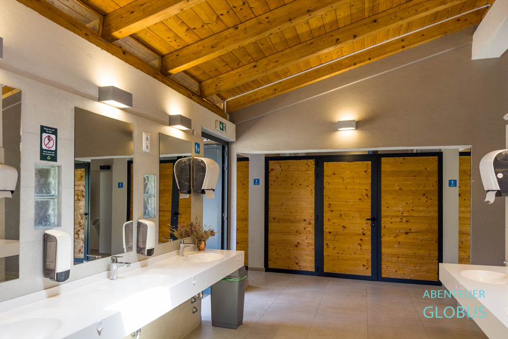 Sanitärbereich des Campingplatzes Camp Vransko Lake Crkvine im Naturpark Vransko Jezero