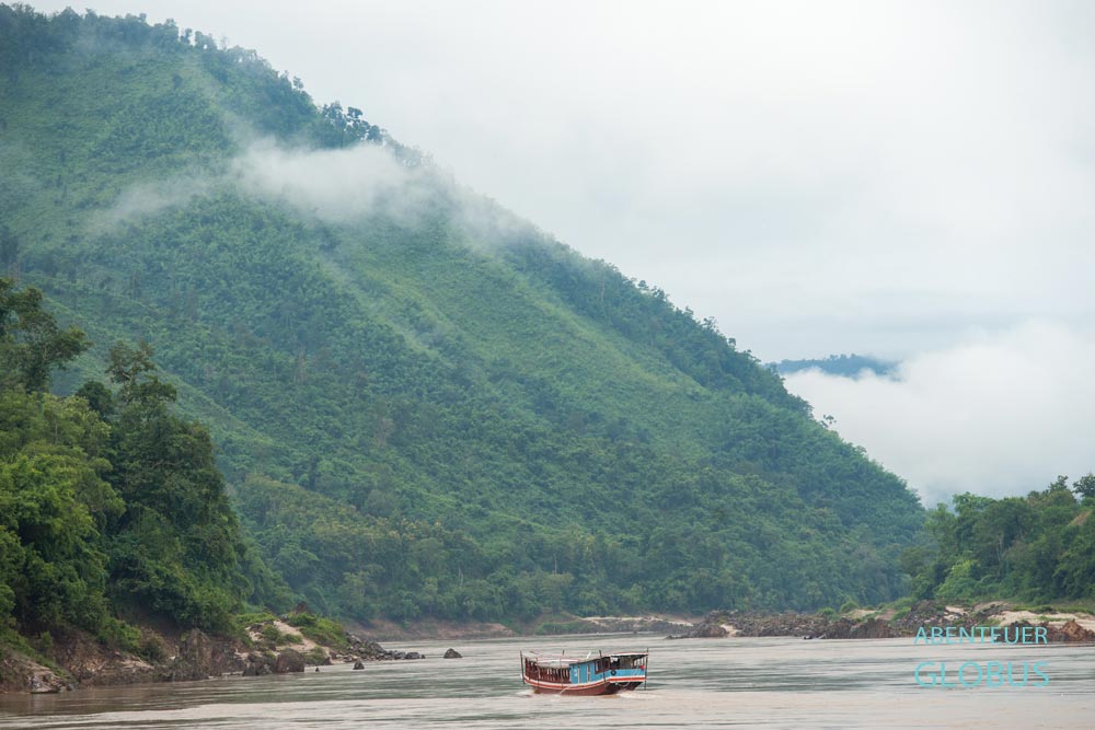 Longtailboot auf dem Nam Ou Fluss von Nong Khiaw in Richtung Muang Ngoy.