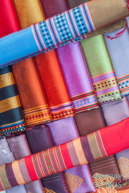 Seidenschals und Tücher in einem Verkaufsshop in Ban Sop Jam.