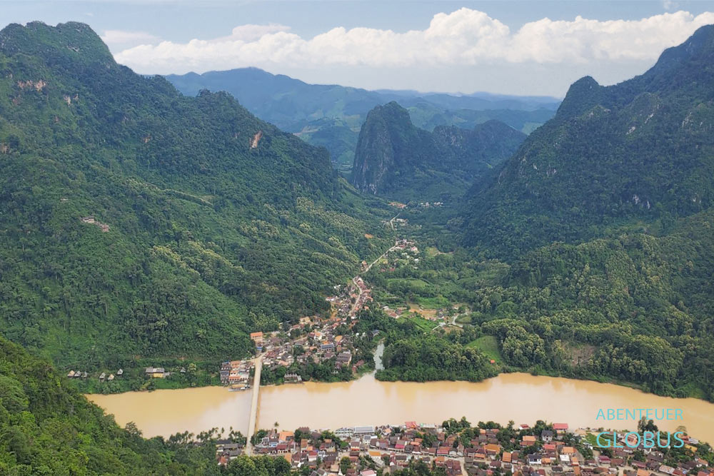 Blick vom oberen Sleeping Lady Viewpoint auf den Nam-Ou-Fluss und die Brücke in Nong Khiaw.