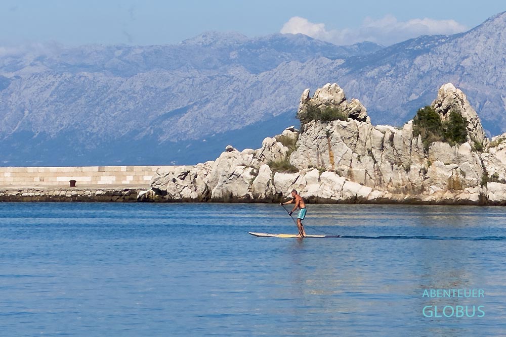 Stand-up Paddler vor der Mole in Trpanj, Peljesac