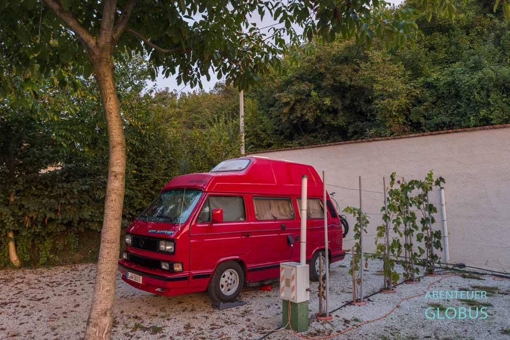 Wohnmobil steht auf einem Stellplatz vom Campingplatz Camping Sarajevo.