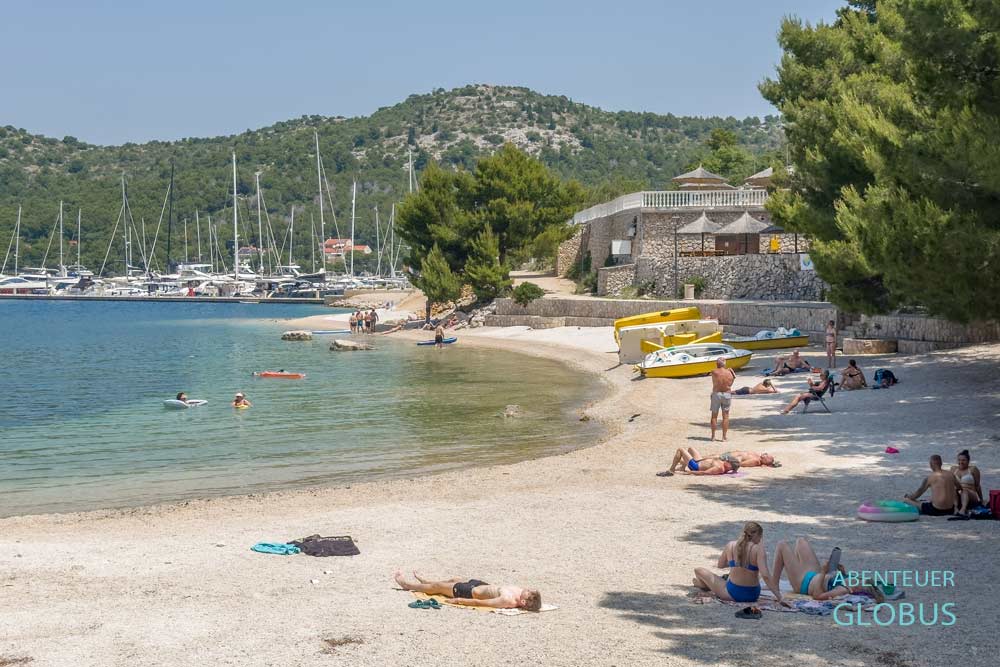 Strand am Campingplatz Oaza Mira in Drage bei Pakostane