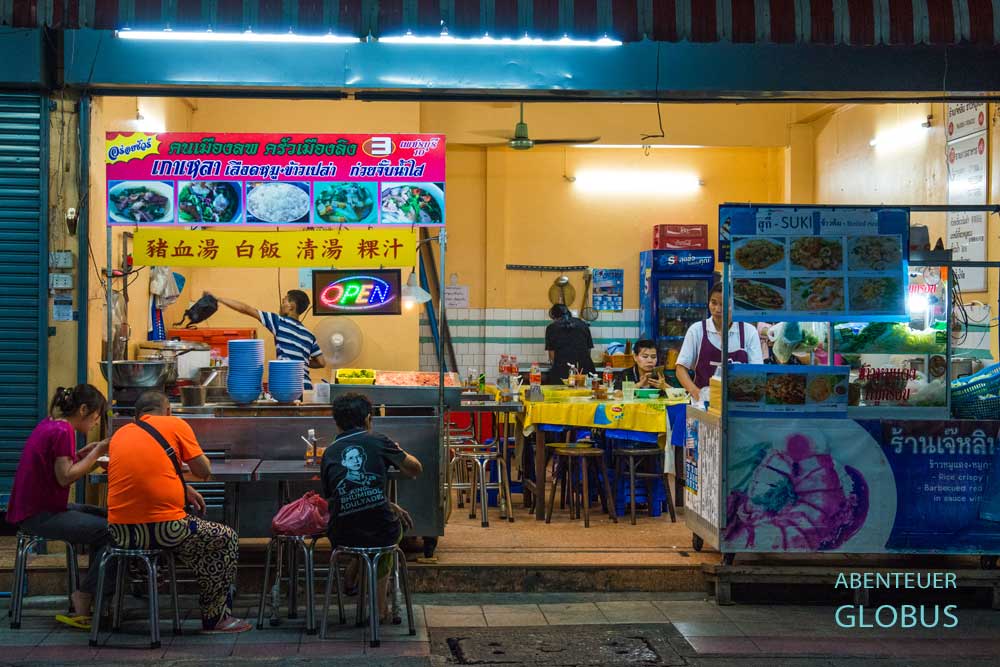 Ein Nudelsuppenrestaurant in Bangkok am späten Abend, beleuchtet und noch geöffnet.