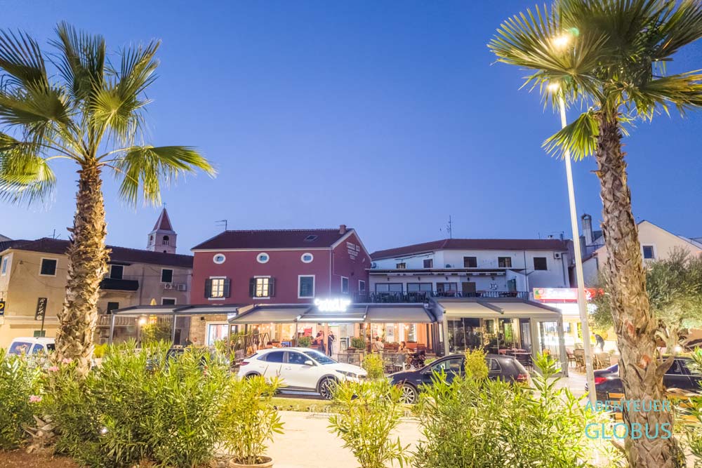Restaurants an der Uferpromenade in Sveti Filip i Jakov, Kroatien