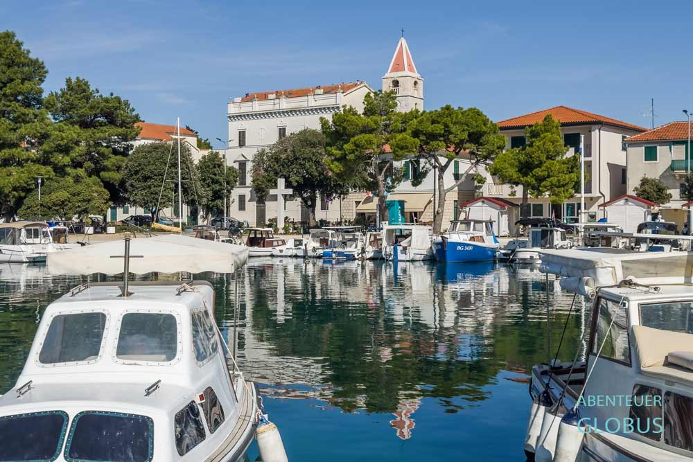 Hafen und Altstadt von Sveti Filip i Jakov mit der Kirche St. Michael im Hintergrund