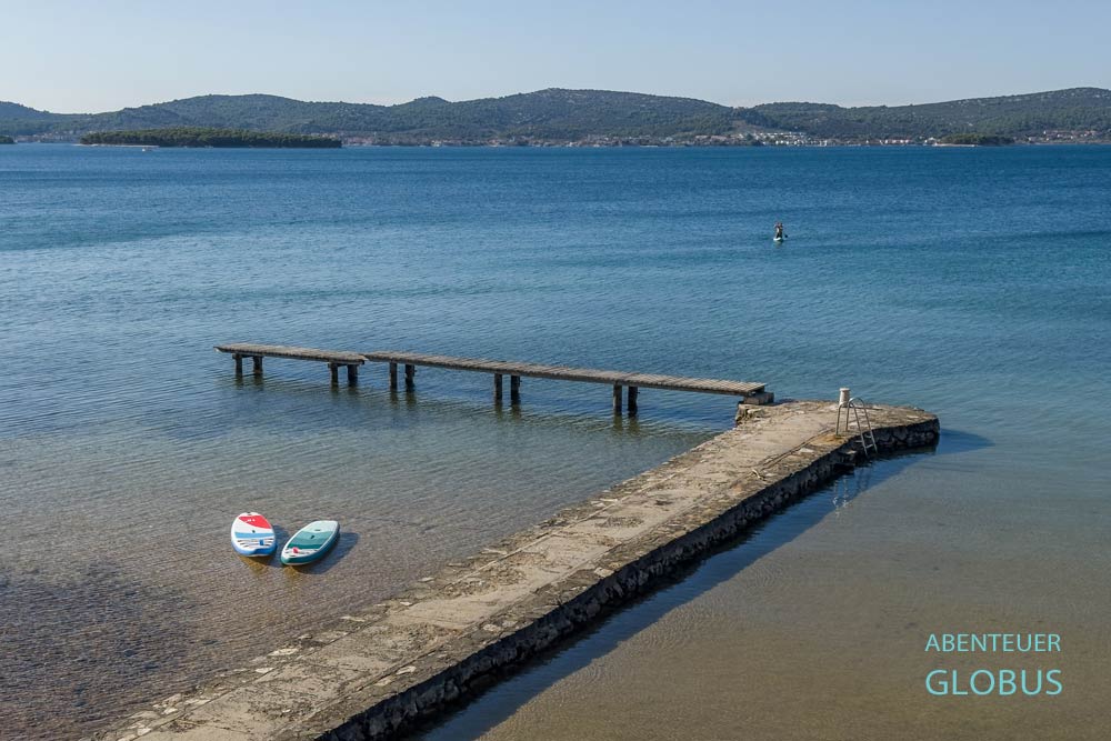 Badesteg am Autokamp Rio in Sveti Filip i Jakov in Kroatien und Blick auf die Insel Pasman