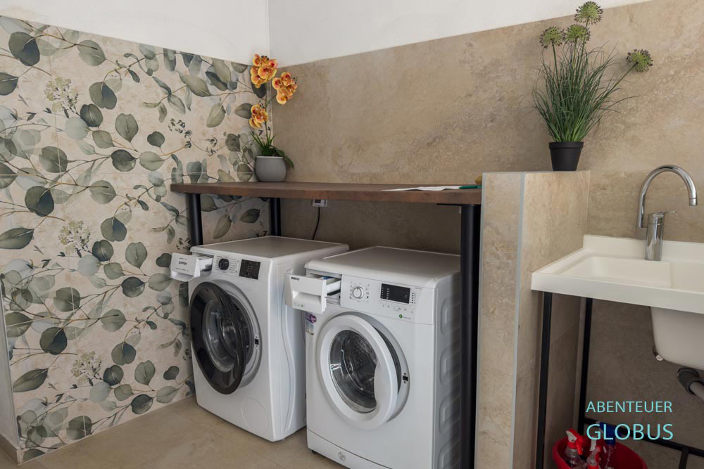 Zwei Waschmaschinen und Waschbecken für Handwäsche auf dem Campingplatz Filip 