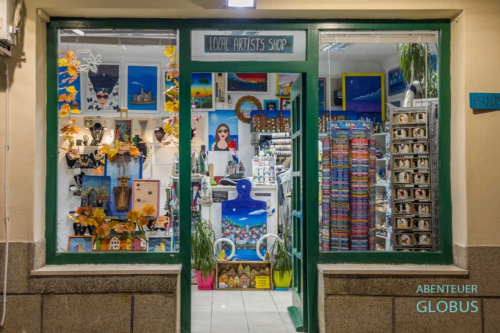 Local Artists Shop mit Souvenirs in Sveti Filip i Jakov in Kroatien