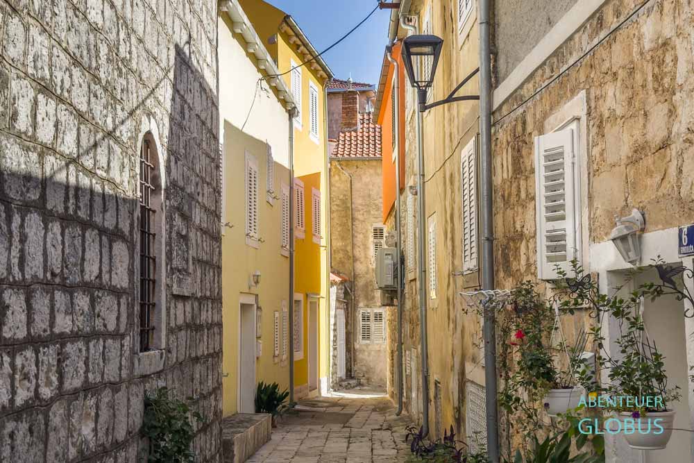 Gasse in der Altstadt von Trpanj auf der Halbinsel Pelješac in Kroatien