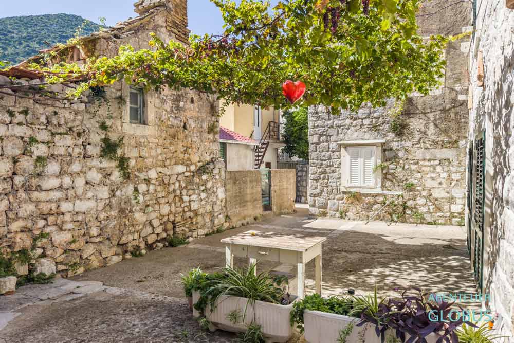 Innenhof der Altstadt Selo in Trpanj