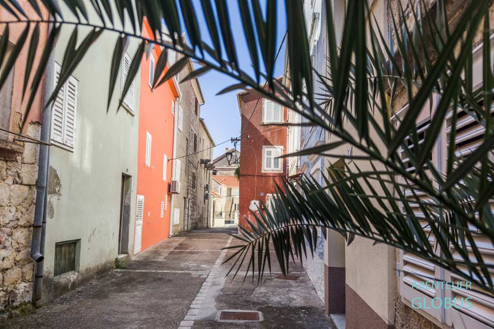 In der Altstadt von Trpanj auf der Halbinsel Peljesac stehen die Häuser dicht an dicht.