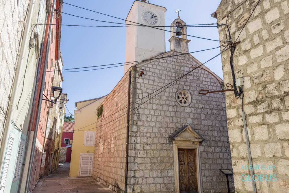 Die Kirche Unserer Lieben Frau vom Berge Karmel und der Uhrturm in der Altstadt Selo in Trpanj, Kroatien.