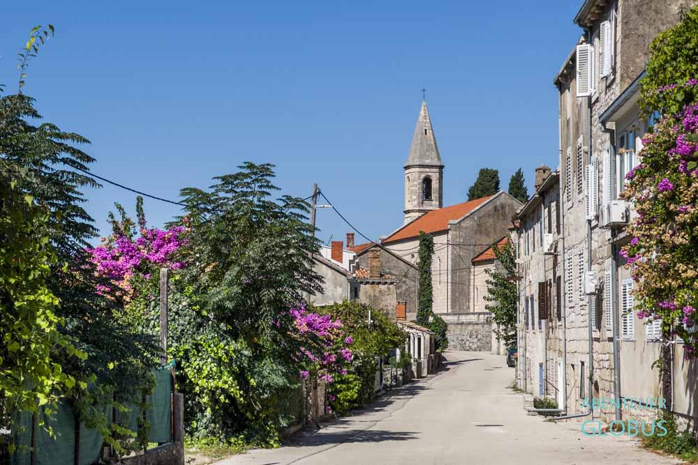 Die Kirche St. Peter und Paul (kroatisch. Crkva sv. Petra i Pavla) befindet sich am Rand der Altstadt von Trpanj.