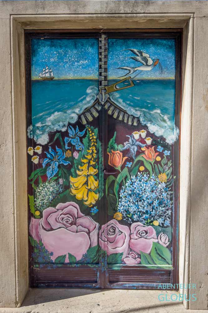 Buntbemalte Tür in der Altstadt von Trpanj, Kroatien