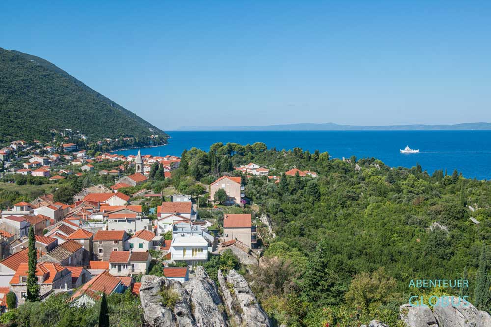 Aussicht auf die Altstadt von Trpanj und die Adria von der Nikolauskirche 