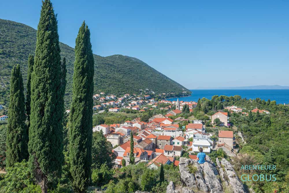 Blick auf den Küstenort Trpanj und das Adriatische Meer in Kroatien