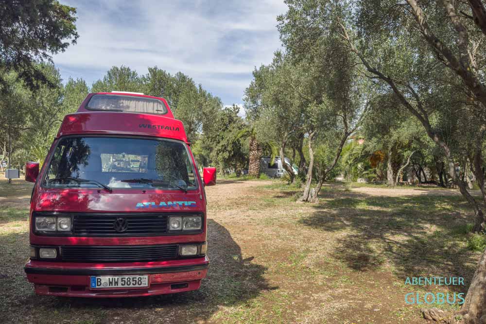 Roter Bulli VW T3 auf dem Campingplatz Camping Vrila in Trpanj auf der Halbinsel Peljesac