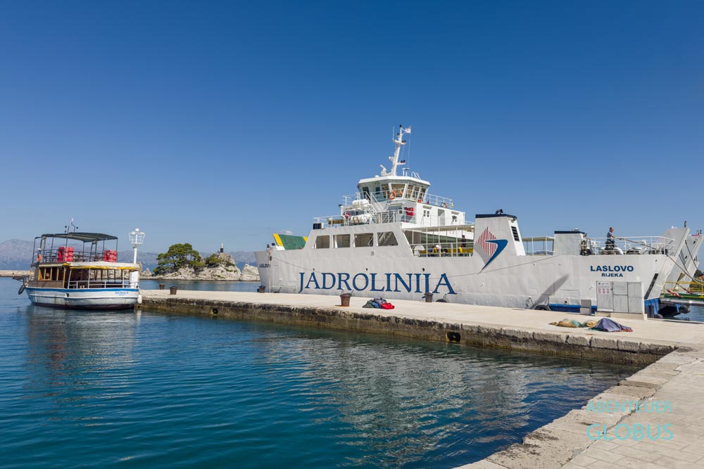 Fähre der Reederei Jadrolinija ankert am Anleger in Trpanj in Kroatien.