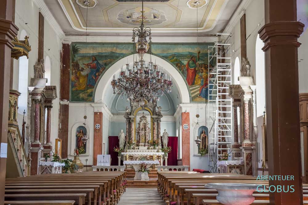 Kirchenschiff der Kirche des Heiligen Petrus und Paulus in Trpanj