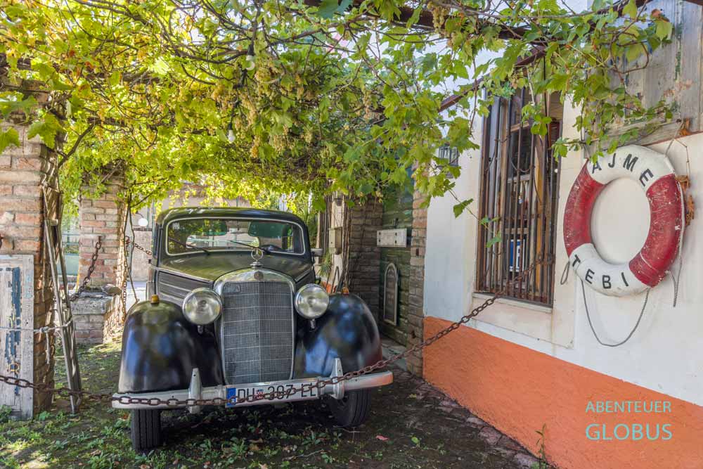 Alter Mercedes Benz an der Tuna Bar in Trpanj