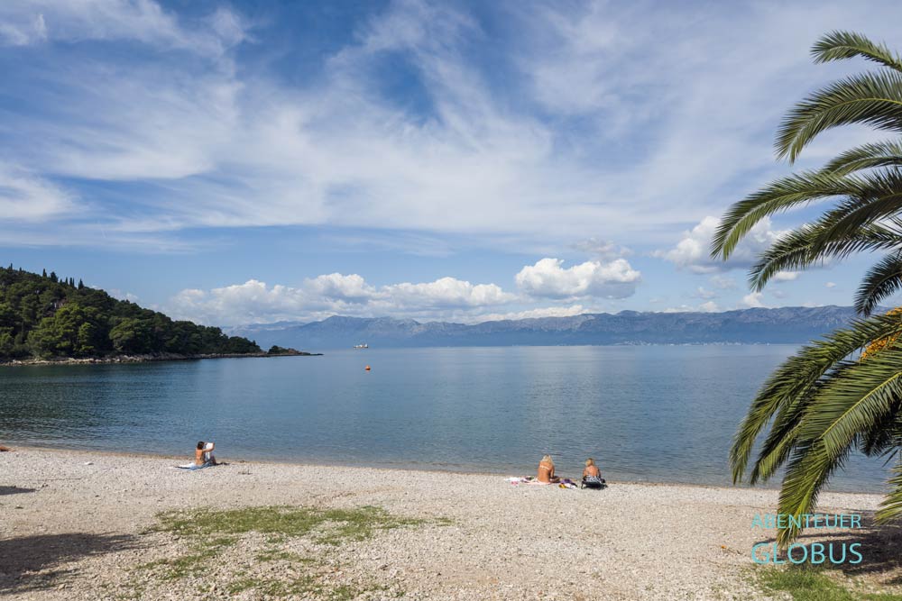 Urlauber am Strand Luka in Trpanj, auf der Halbinsel Peljesac in Kroatien