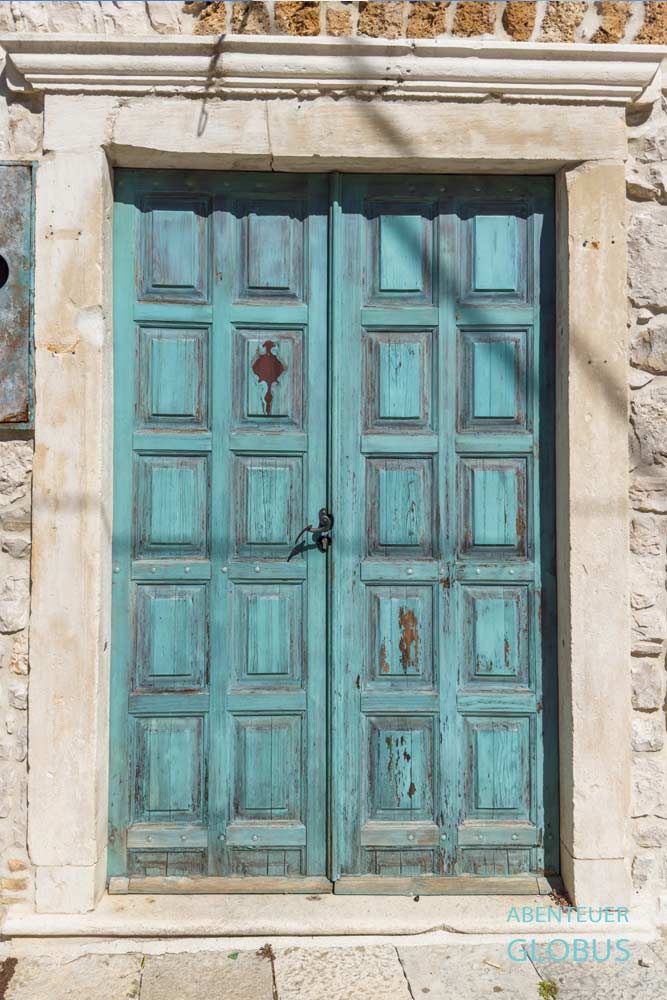 Türkisfarbene Tür in der Altstadt von Trpanj auf der Halbinsel Peljesac in Kroatien