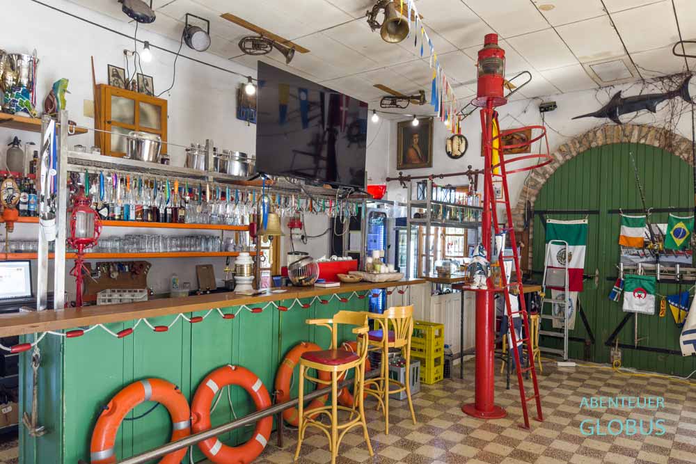 Die Tuna Bar in Trpanj mit farbenfroher und bunter Einrichtung