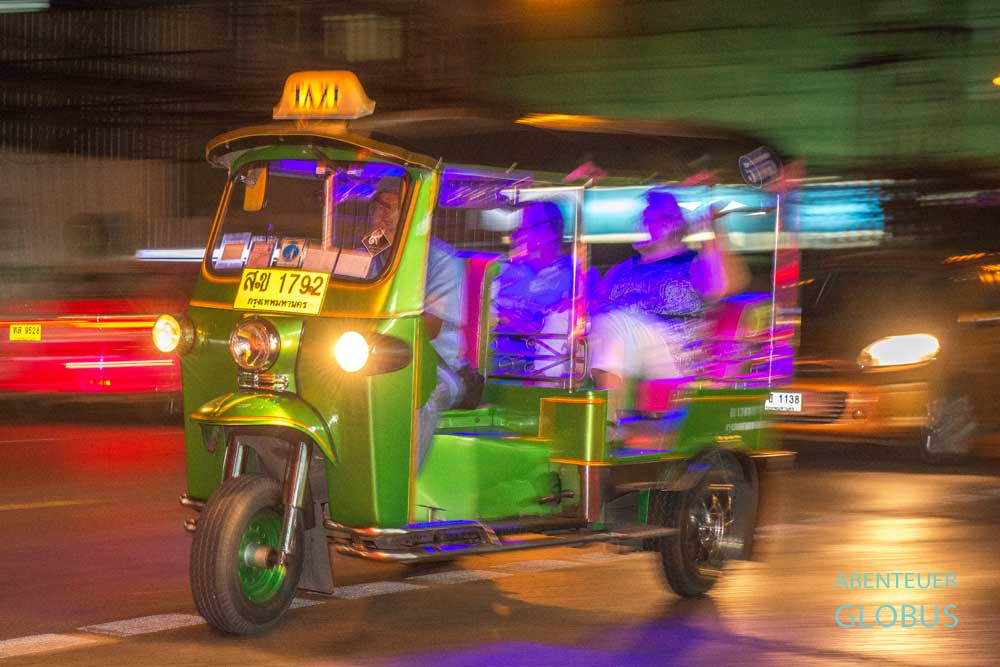 Ein Tuk-Tuk mit Fahrgästen auf einer Streetfood-Tour durch Bangkok.