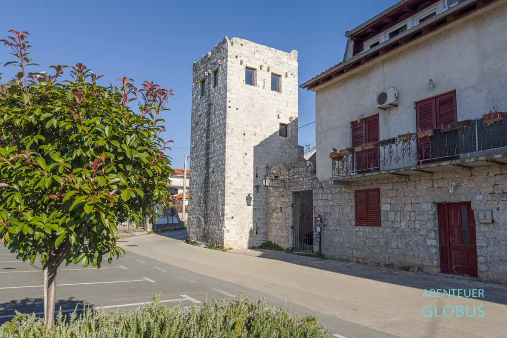 Turm Kula Kastel in Turanj in Kroatien