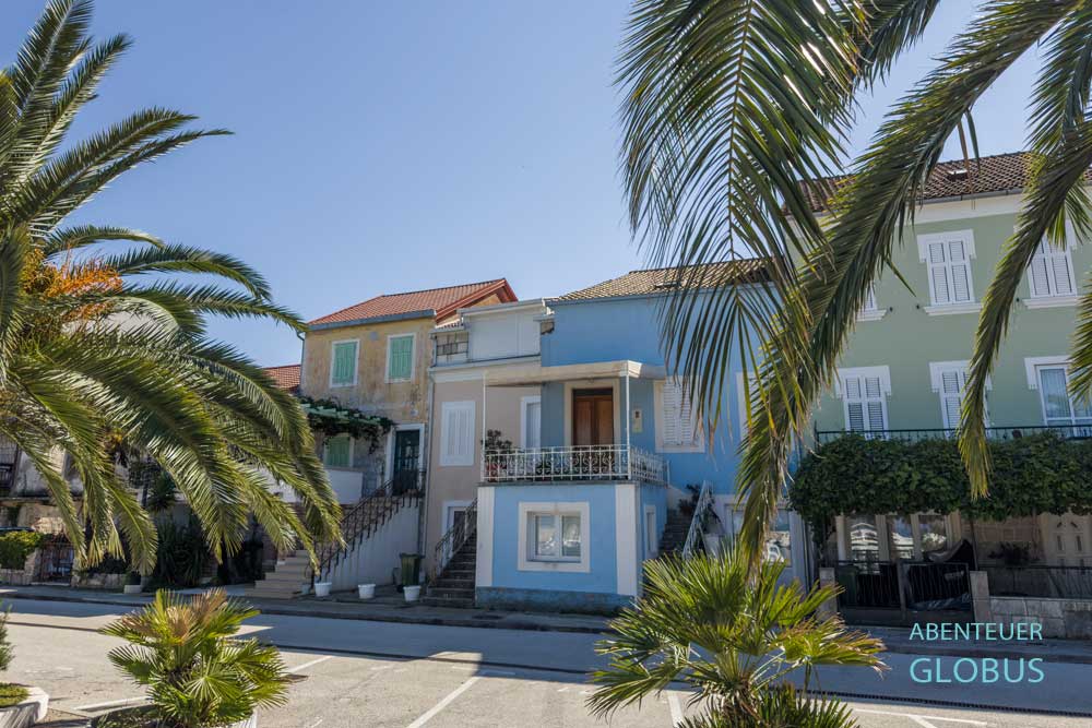 In der Uferstraße Zalo in Trpanj reihen sich pastellfarbene Häuser aneinander.