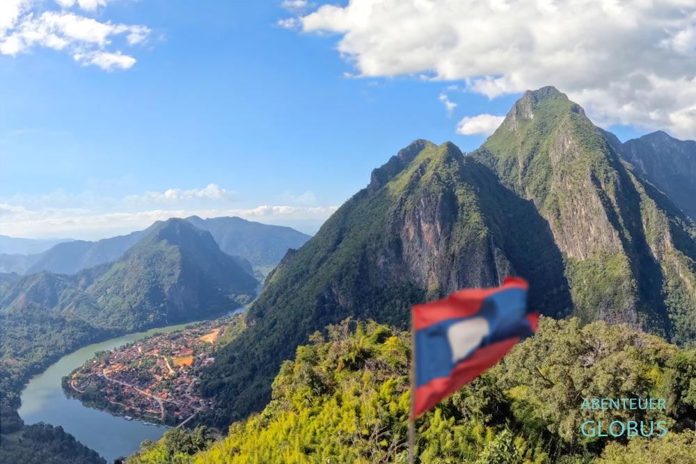 Ausblick vom Pha Daeng Viewpoint auf Nong Khiaw, den Nam-Ou-Fluss und die Karstberge