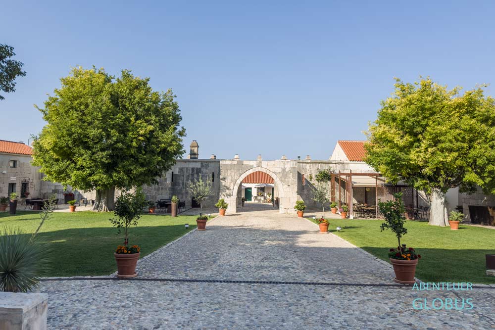 Innenhof vom Heritage Hotel Maskovica Han im Dorf Vrana in Kroatien
