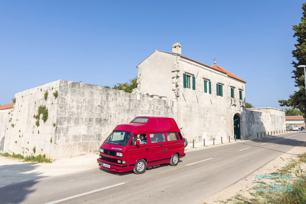 Roter Camper vor dem Heritage Hotel Maskovica Han im Dorf Vrana nahe Vraner See
