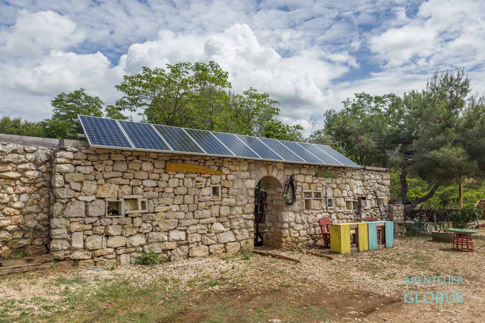 Altes Steinhaus vom Fledermaushotel am Vraner See im Naturpark Vransko Jezero