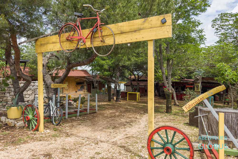 Eingang zum Fledermaushotel mit Restaurant am Vraner See im Naturpark Vransko Jezero