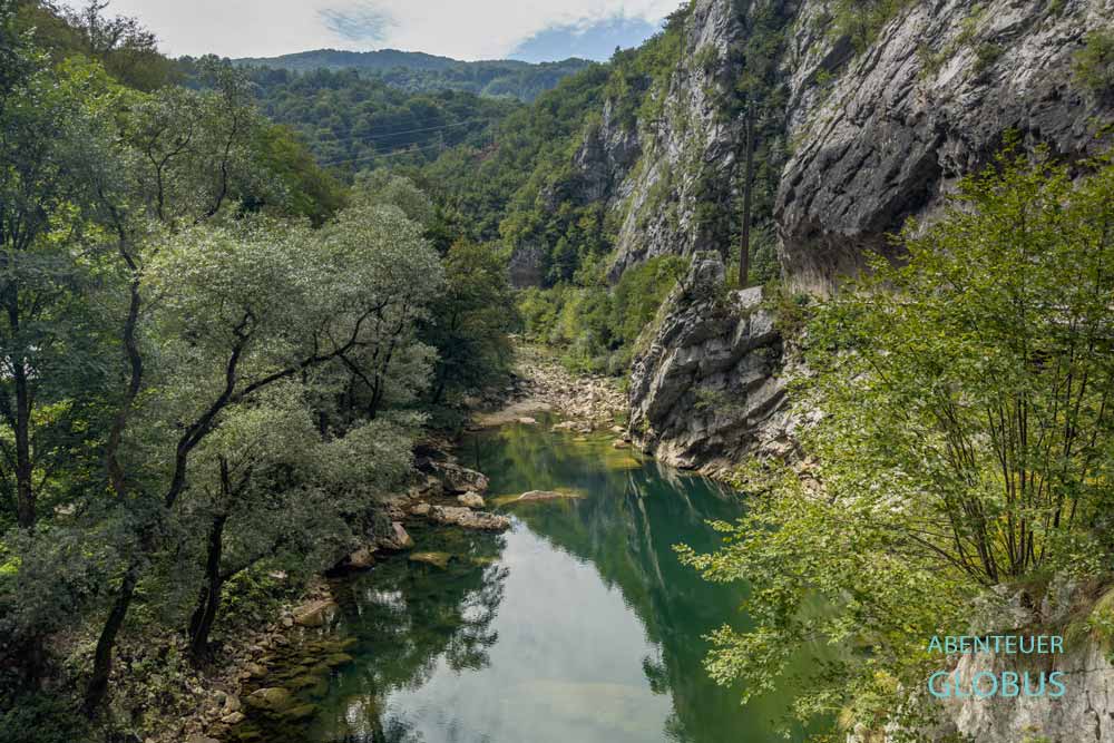 Der Fluss Vrbas schlängelt sich durch den Vrbas-Canyon in Bosnien-Herzegowina.