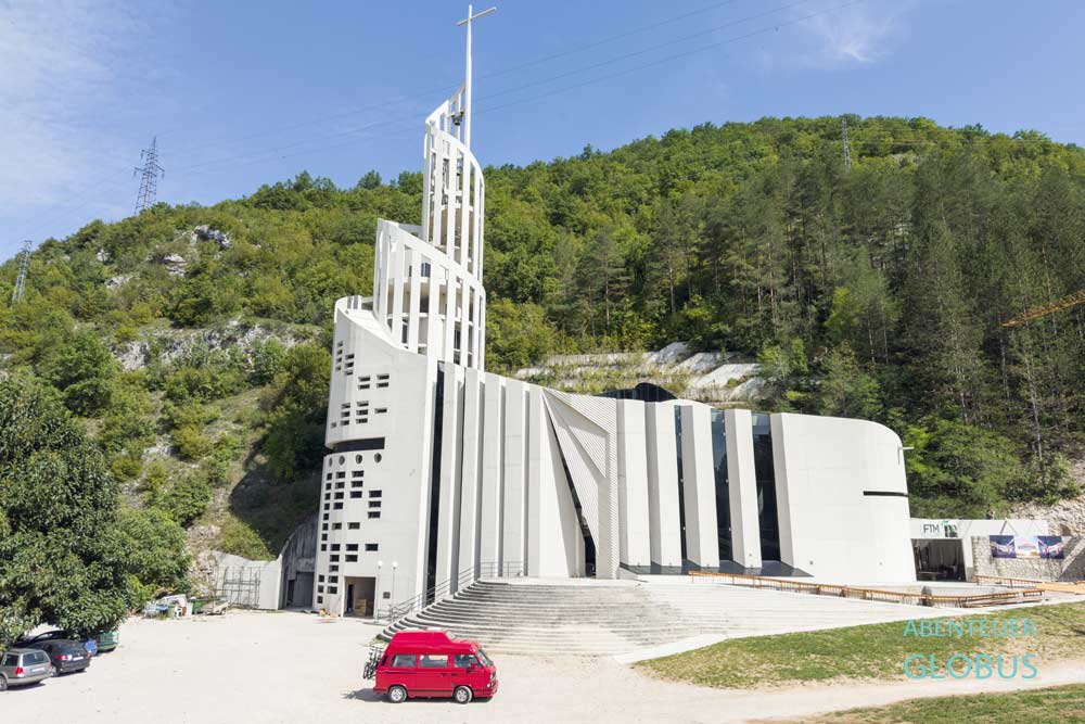 Die moderne Kirche St. Johannes (Crkva Svetog Ive) in Podmilacje im Vrbas-Canyon.