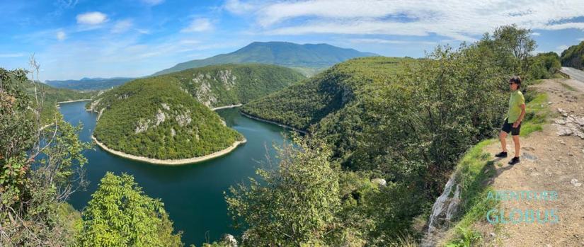 Touristin am Aussichtspunkt Vrbas River Mountain View zwischen Jajce und Banja Luka. Blick auf Biegung des Flusses Vrbas in Bosnien und Herzegowina