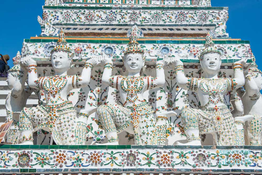 Weiße Figuren am Wat Arun in Bangkok, Thailand