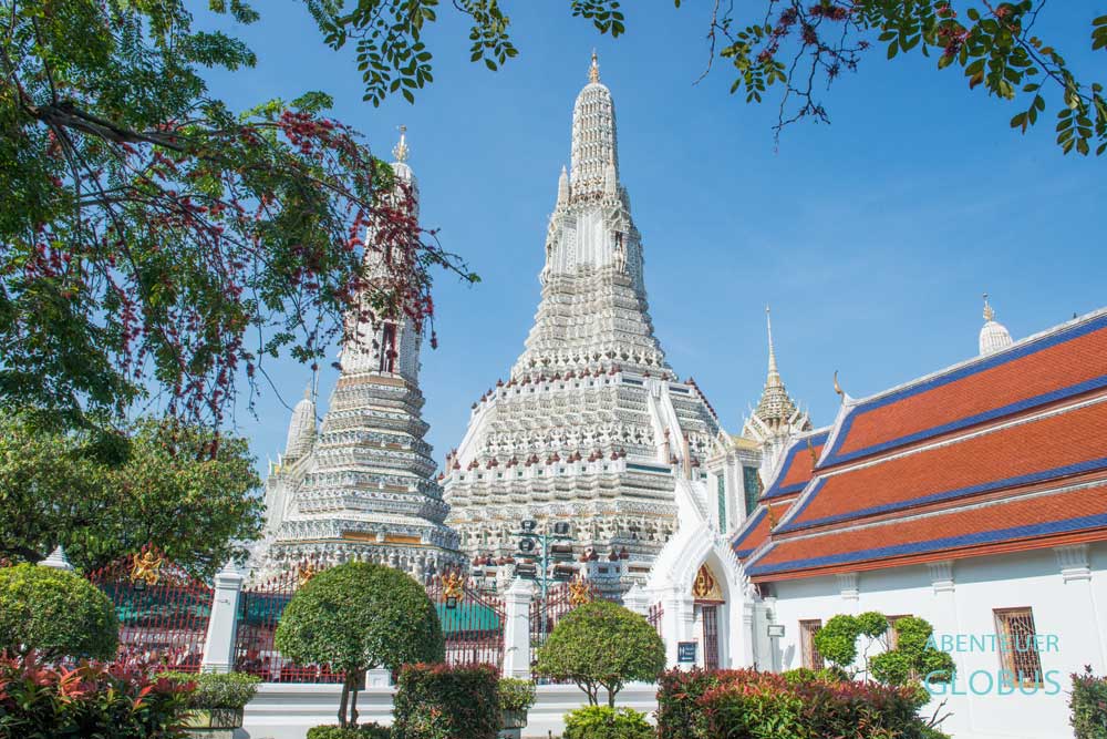 Wat Arun am Chao-Phraya-Fluss in Bangkok bei Tag unter blauem Himmel
