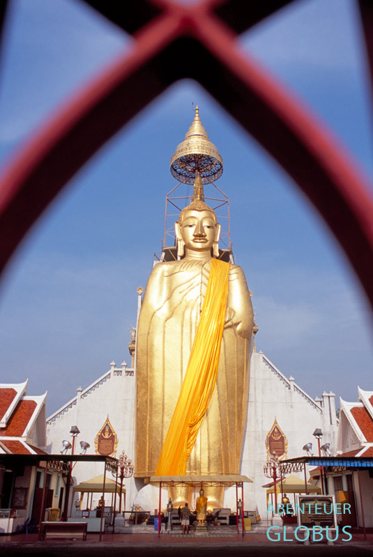 Goldfarbene stehende Buddha-Statue im Wat Intharawihan in Bangkok