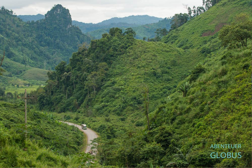 Straße und Berglandschaft zwischen Luang Prabang und Phonsavan in Laos 