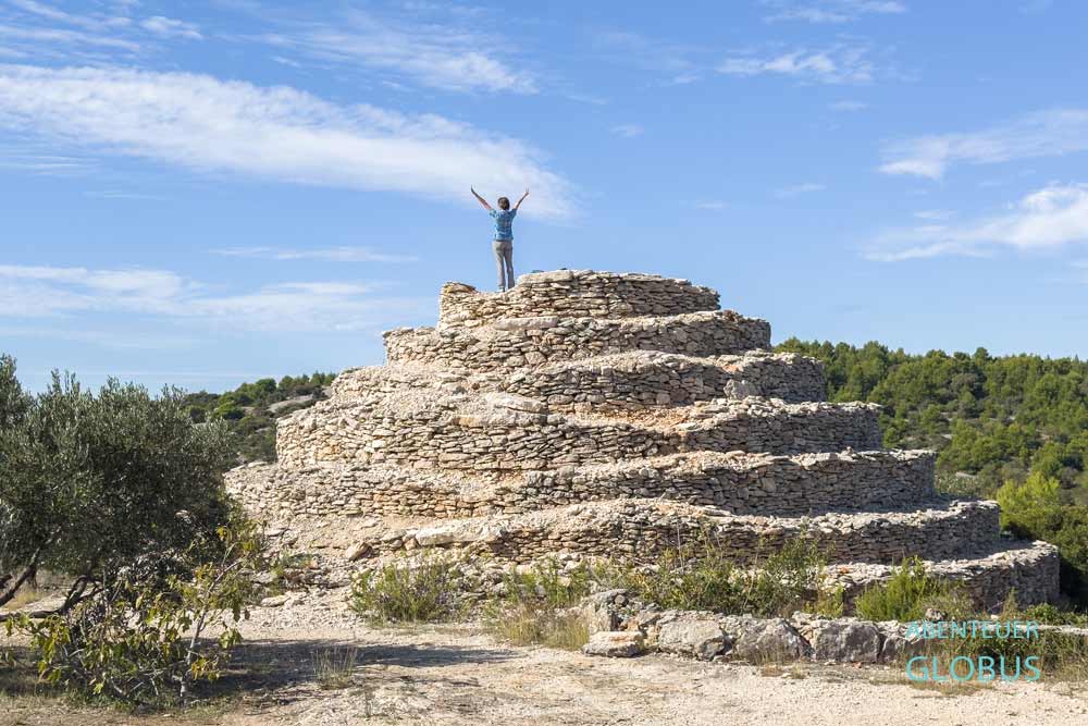Person auf dem Hügelgrab und Aussichtspunkt Pudarica bei Jezera