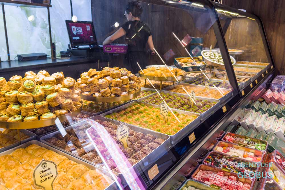 Ladentheke mit vielen Sorten von Baklava im Ottoman Premium Delight & Baklava Shop in Mostar