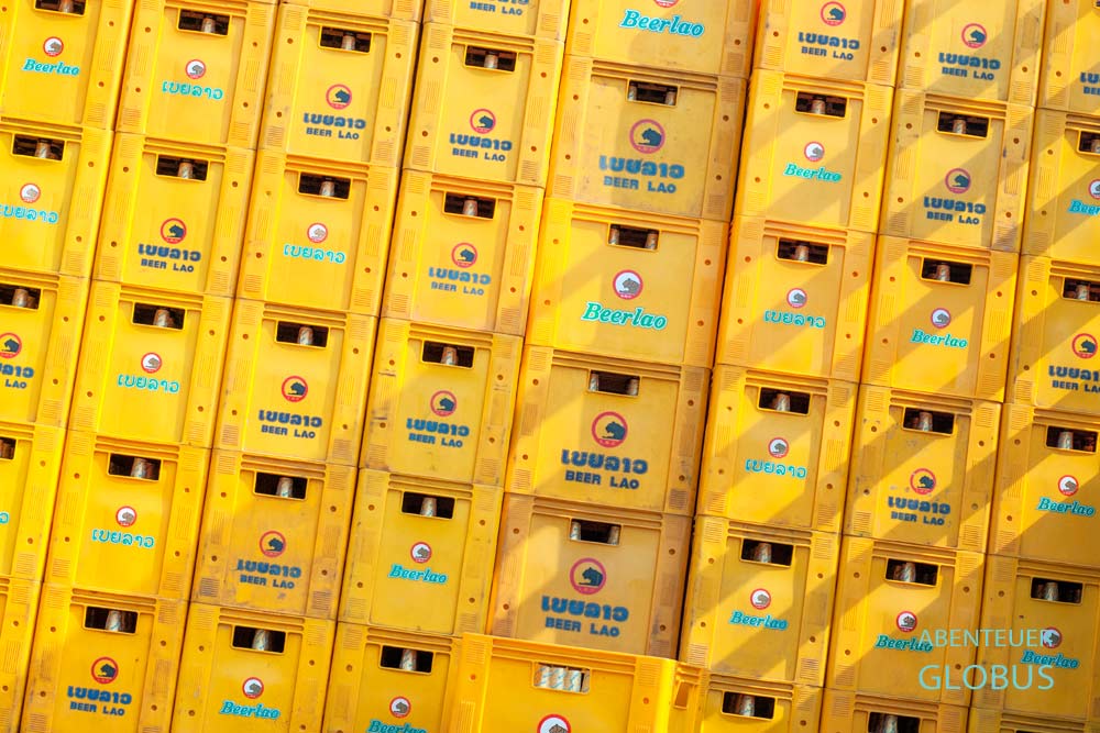 Gestapelte Bierkisten mit Beerlao in Laos
