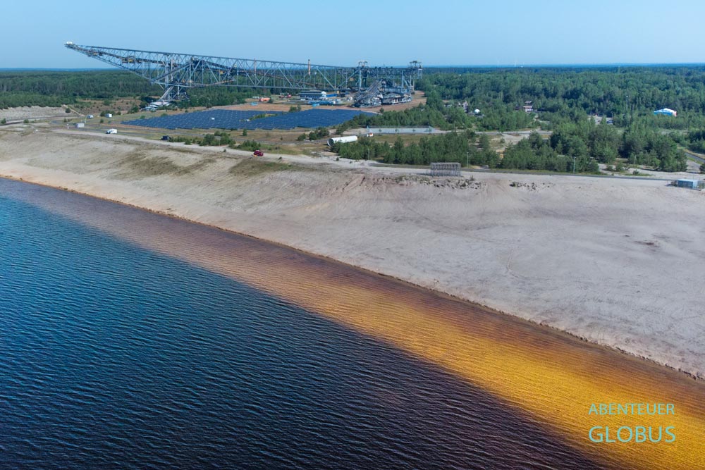 Rostbraunes Wasser im Bergheider See, Förderbrücke F60 im Hintergrund